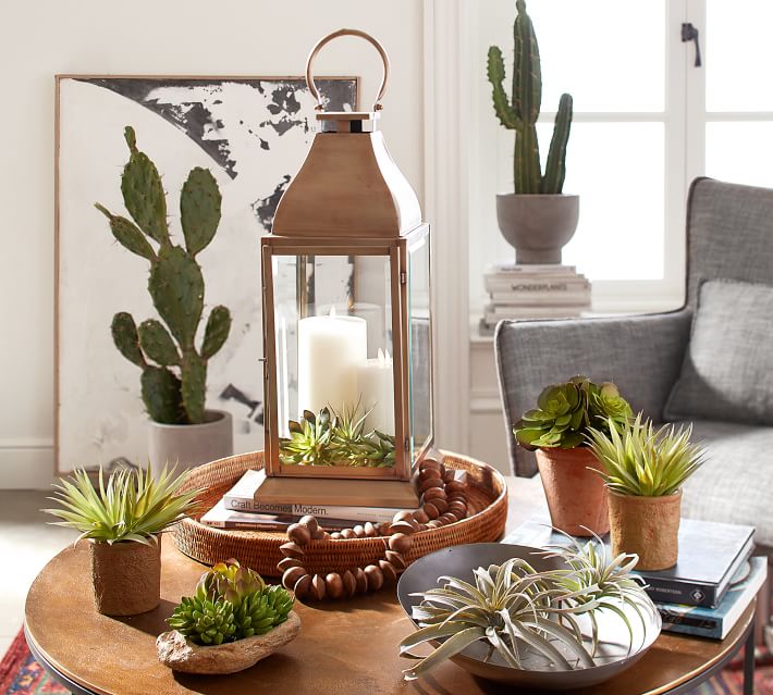 Love this lantern decor idea of using it to decorate a coffee table