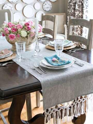 Beautiful DIY macrame fringe table runner - this post shows you how to make one yourself!