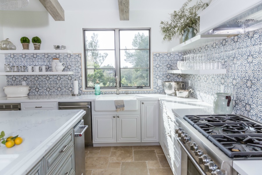 Wondering how high up on the wall to take your backsplash tile? I love how South Harlow Interiors handled their backsplash tile in this kitchen with open shelving!