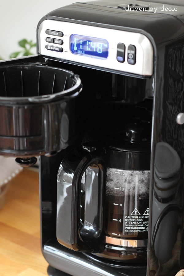 Coffee maker with swing out filter basket