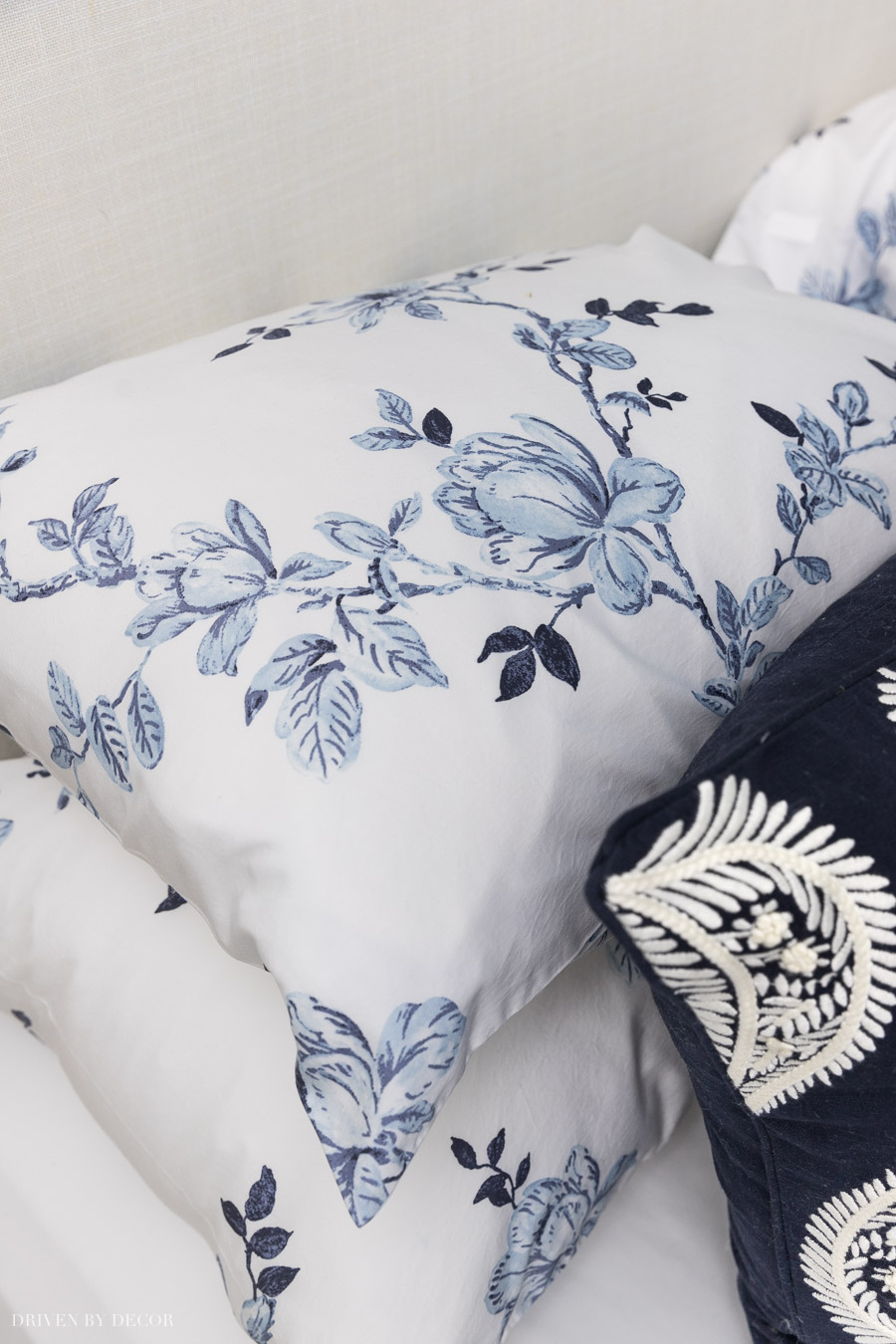 Love these ideas for arranging pillows on your bed!