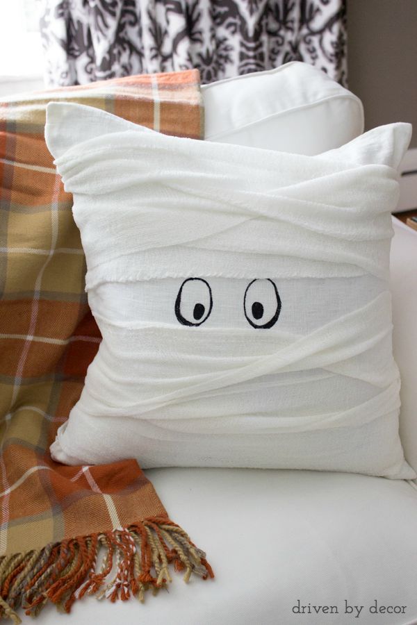 Halloween mummy pillow - so cute and a super simple DIY!
