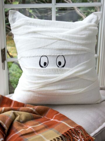 Halloween mummy pillow that's a 15 minute DIY - simple tutorial included in post!