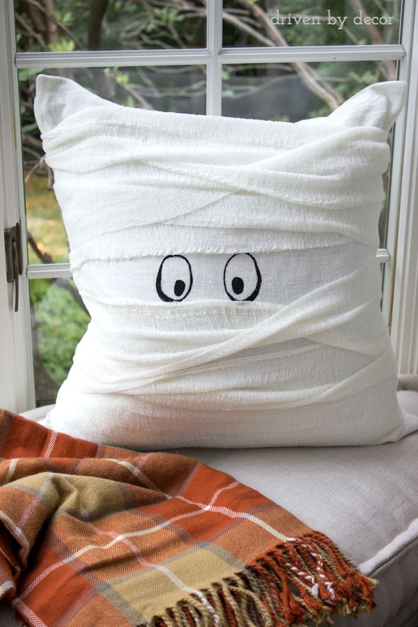 Halloween mummy pillow that's a 15 minute DIY - simple tutorial included in post!