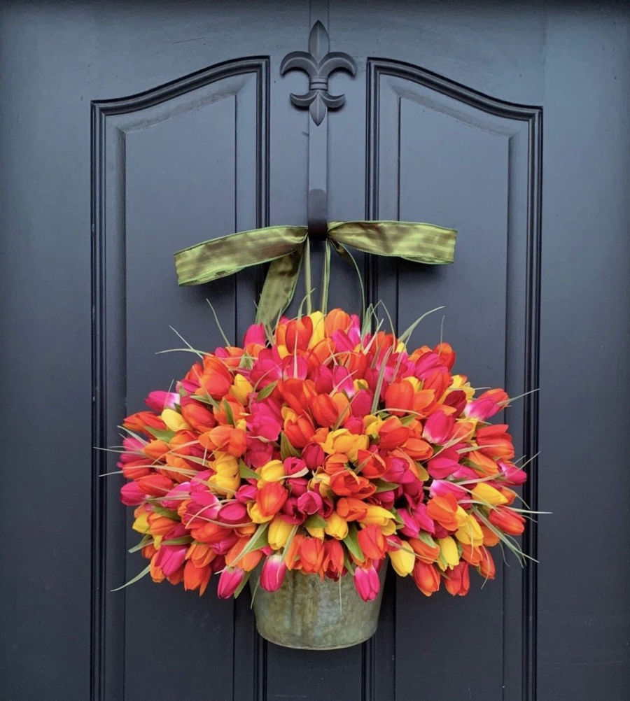 LOVE this spring front door dec that's a bucket full of faux tulips!