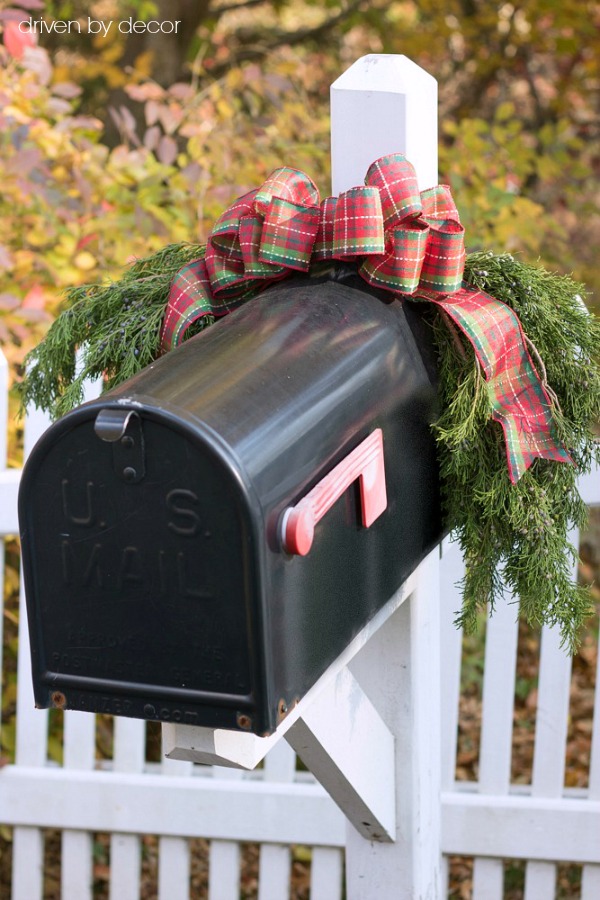 A simple greenery swag to decorate your mailbox for the holidays - love!