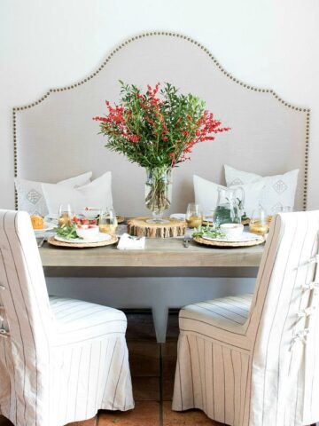 Loving the built-in banquette with nailhead trim that's part of this Christmas brunch tablescape