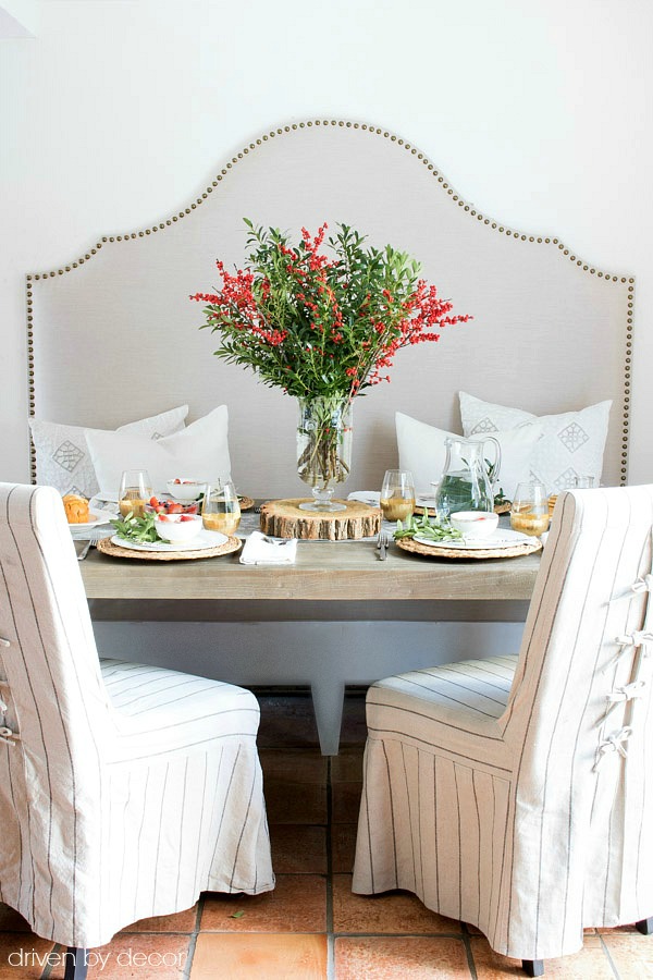 Loving the built-in banquette with nailhead trim that's part of this Christmas brunch tablescape