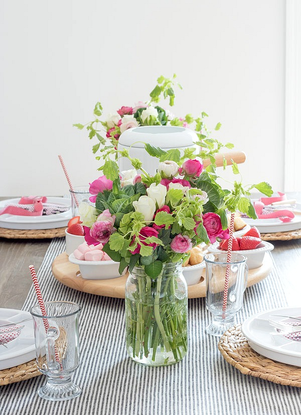 Simple, beautiful floral bouquets for a Valentine's Day table