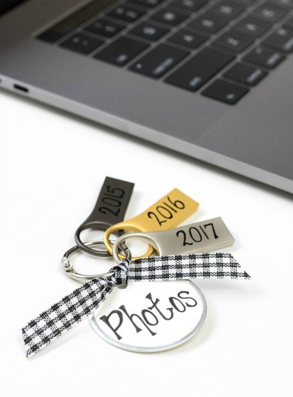 Such a smart way to organize your digital photos - USB flash drives on a metal ring!