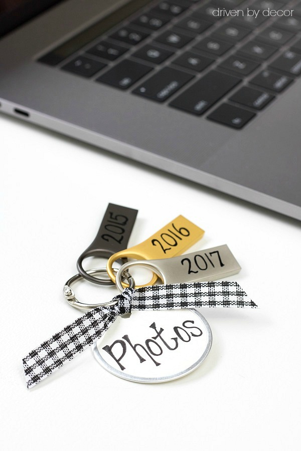 Such a smart way to organize your digital photos - USB flash drives on a metal ring!