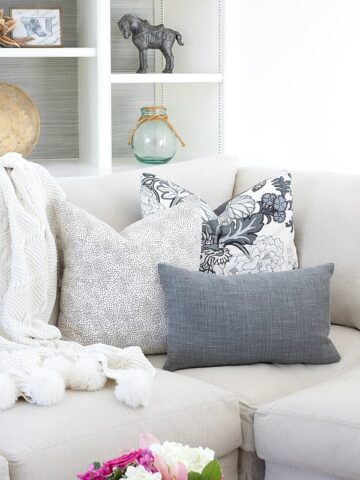 Loving all of the pillow buying and arranging tips in this post!