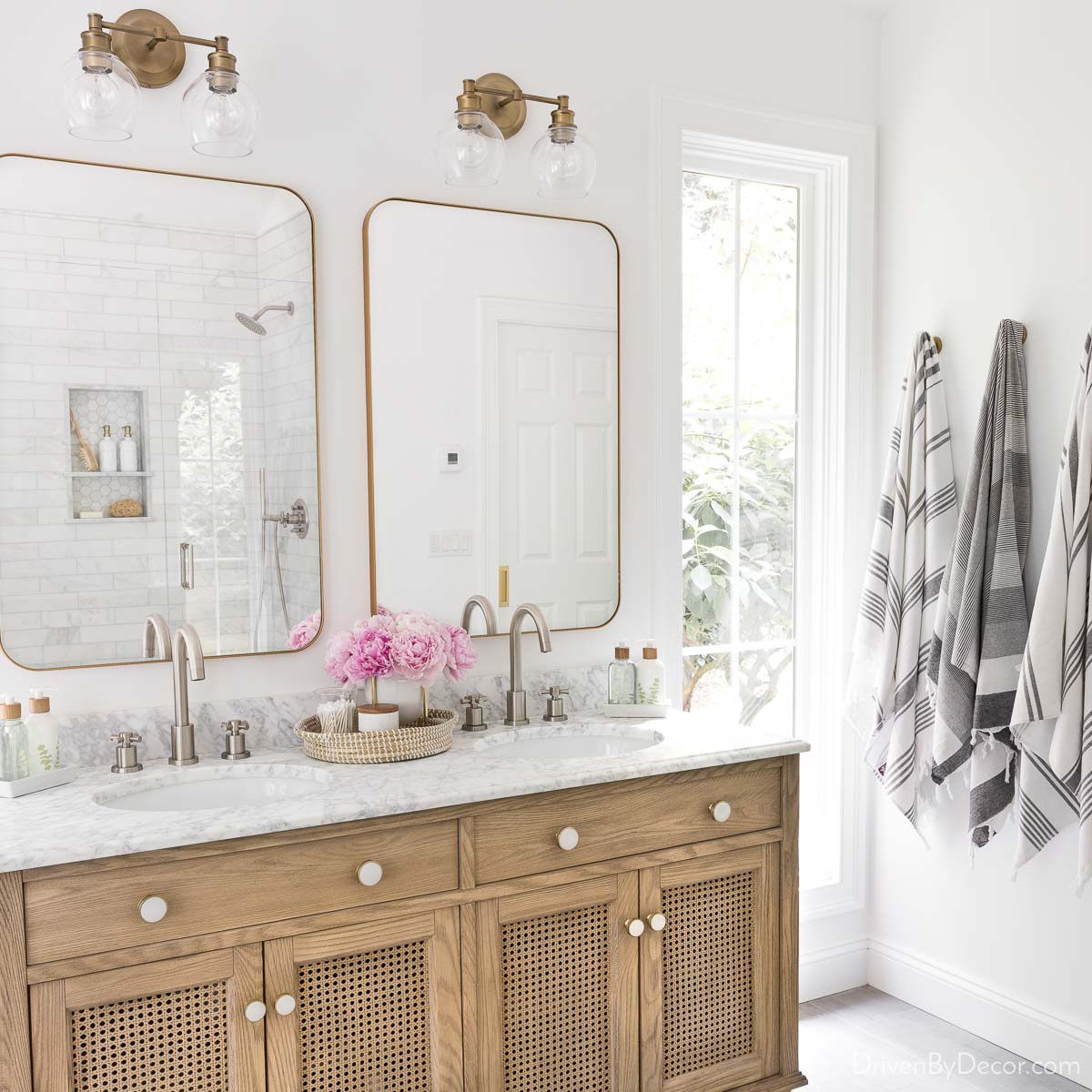 Decorating Rooms: Mirrors To Give Light To Your Modern Bathroom