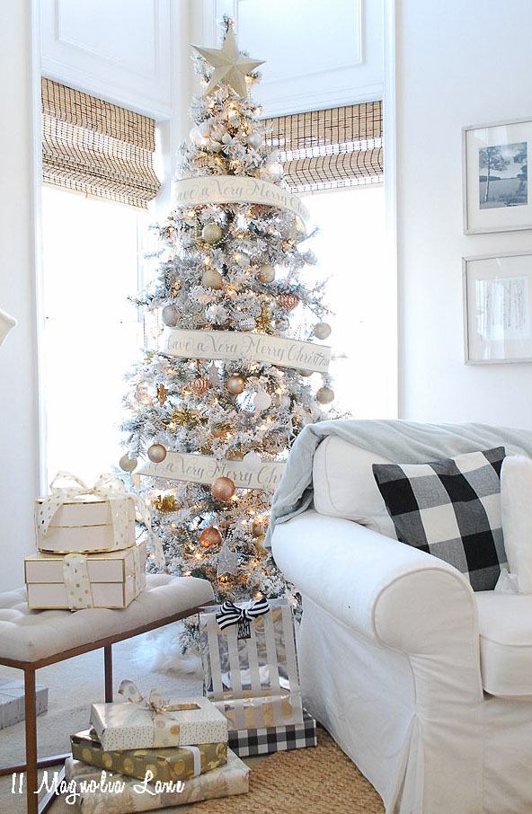 Decorated Christmas tree from 11 Magnolia Lane's Holiday Home Tour!