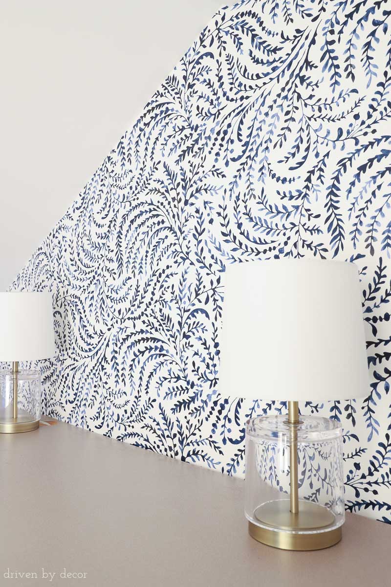 Gorgeous navy and white wallpaper with leafy watercolor vines!!