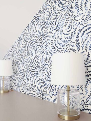 Gorgeous navy and white wallpaper with leafy watercolor vines!!
