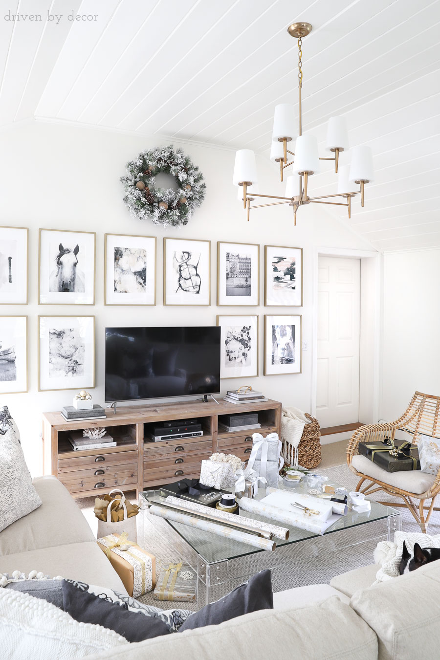 Family room decorated simply but beautifully for the holidays! Post includes so many great easy Christmas wrapping ideas!
