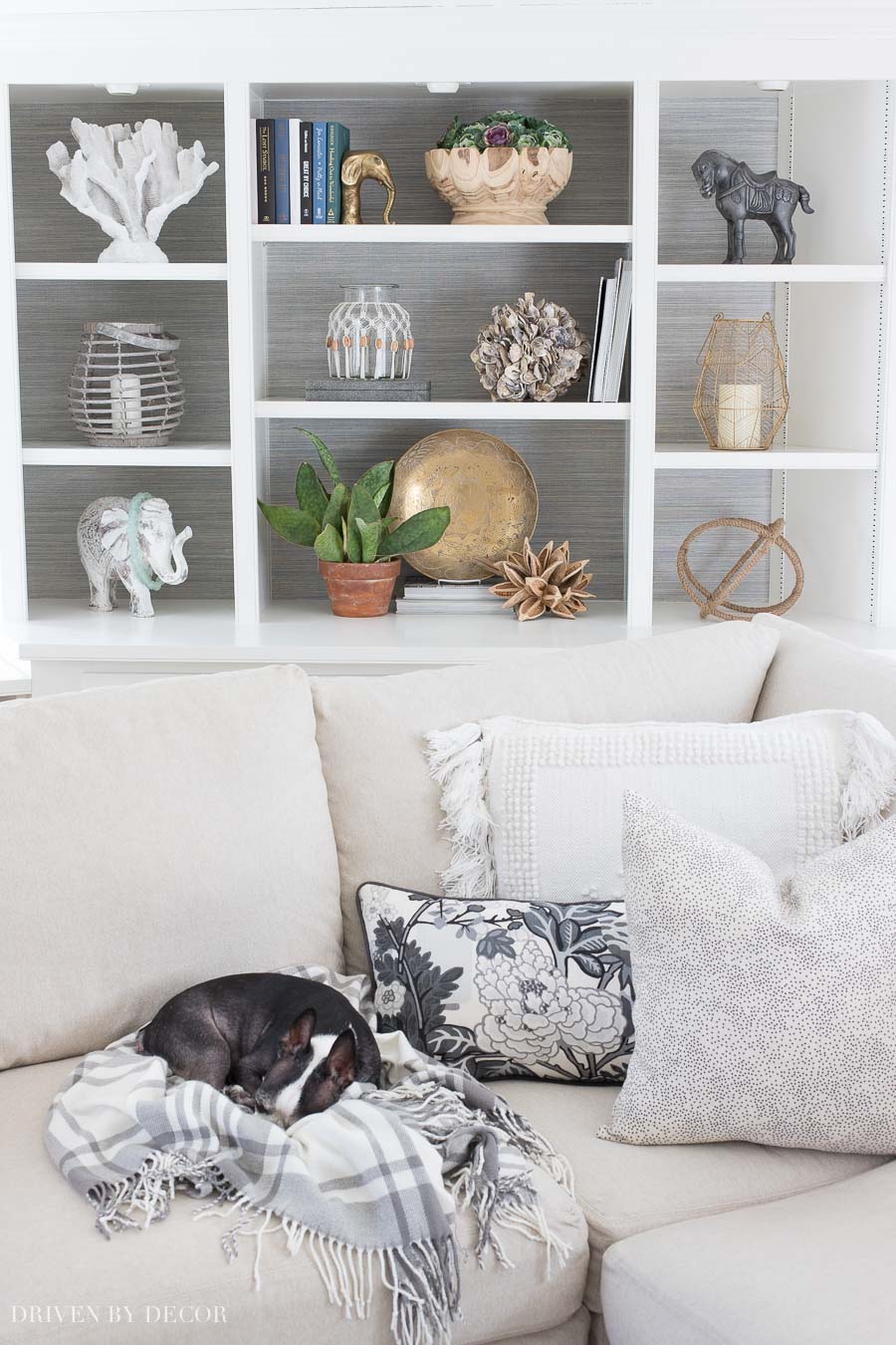 So many great ideas of how to decorate shelves and bookcases!