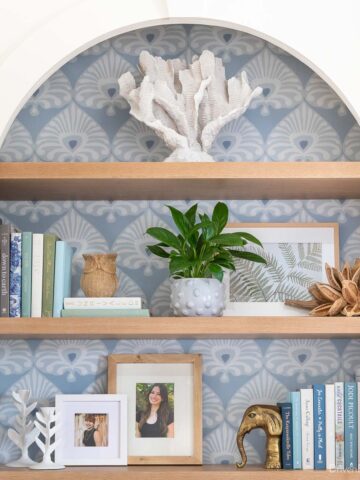 How to decorate a bookshelf