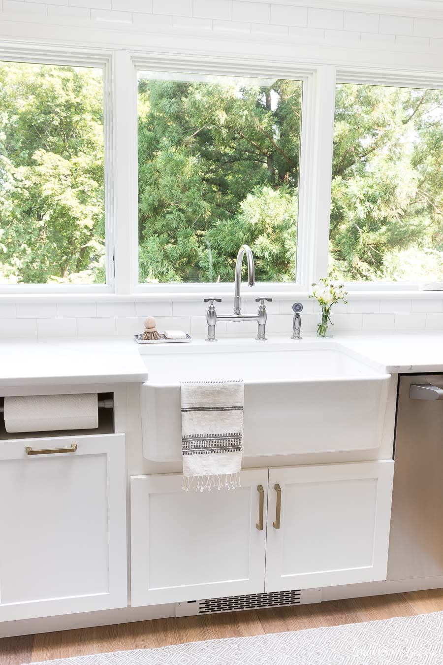 Gorgeous bridge faucet and big farmhouse sink - gorgeous! Sources linked in post!