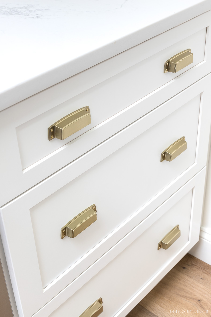 LOVE these cup pulls used on the kitchen drawers - a gorgeous updated look! Source linked in post!