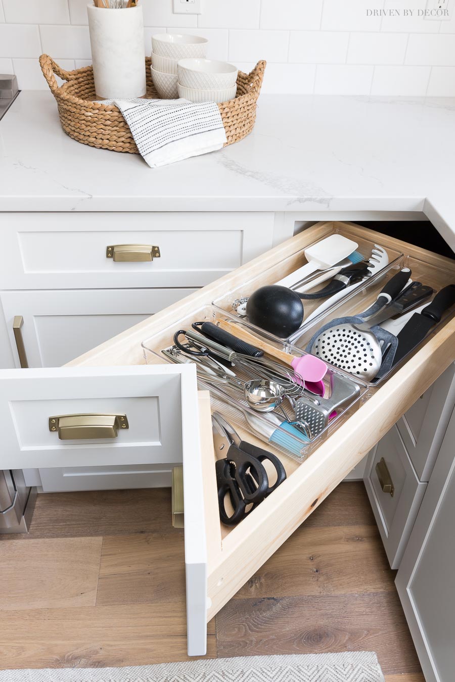 Kitchen corner drawers - such smart use of the corner space in a kitchen!!