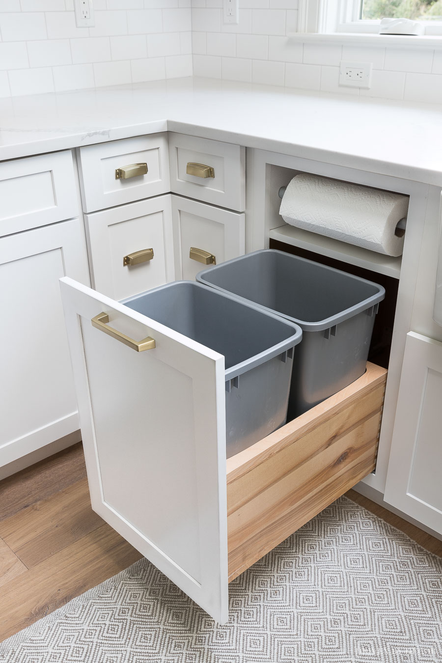 Kitchen garbage pull-out with built-in paper towel holder - a must-have for my kitchen renovation!