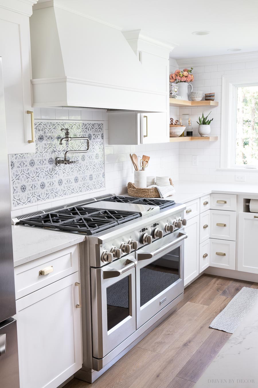 Super gorgeous and functional range with six burners and double ovens. The small oven is perfect for most family meals!