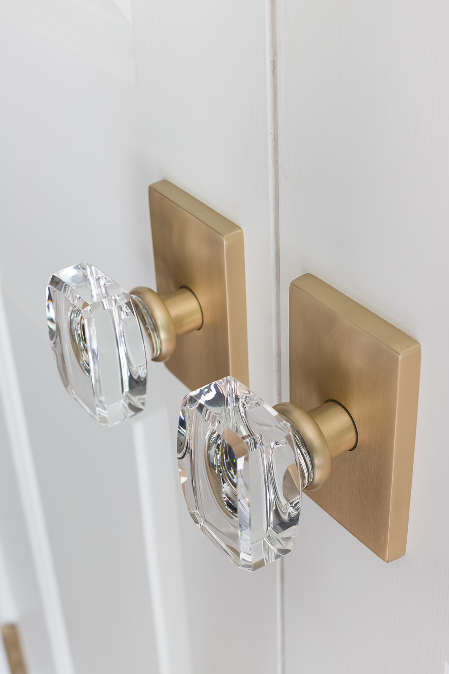 Beautiful door hardware that's the perfect mix of traditional and modern! Love the crystal knob and brass plate combination!