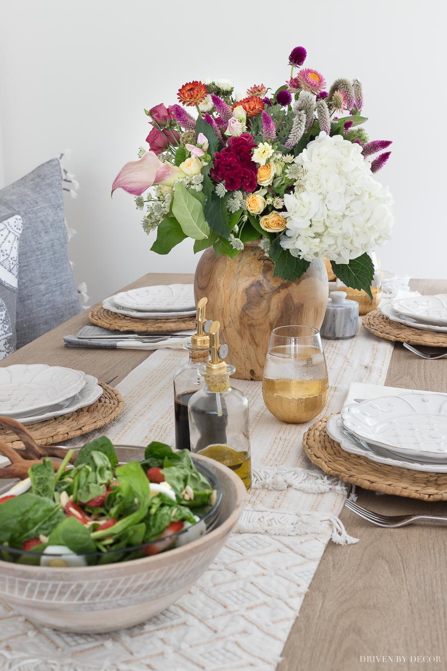 Love the natural, textured look of this tablescape! All sources (including that pretty vase!) linked in the post!