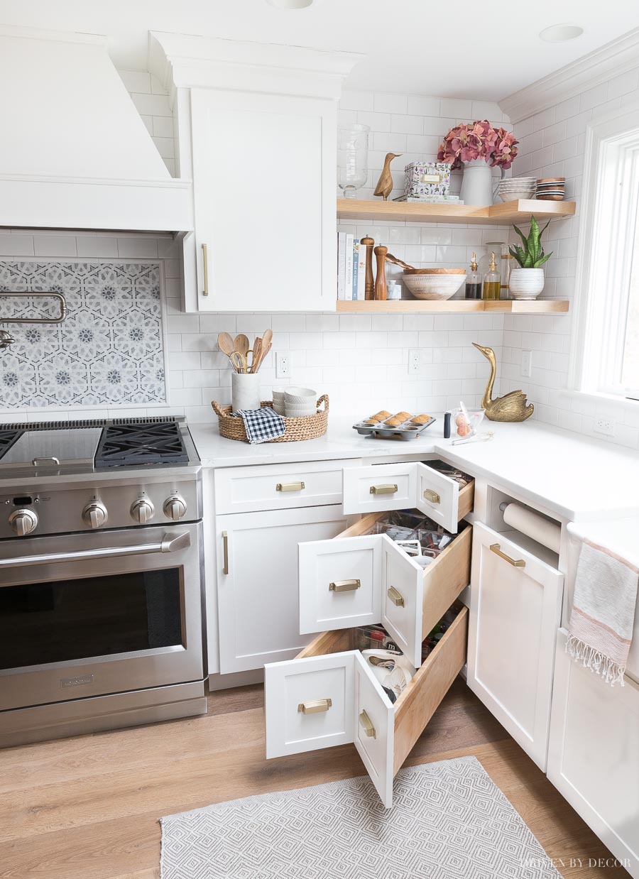 These corner kitchen drawers are genius! So much better than a lazy Susan!