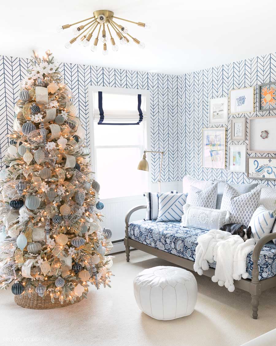 Loving this blue and white Christmas tree with gold accents!