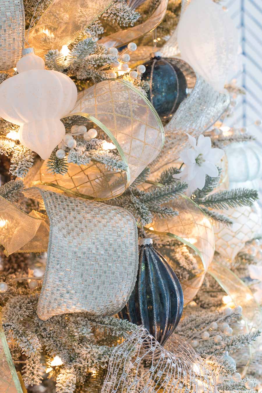 Love the silver and gold ribbon used to decorate this Christmas tree! Click through for links!