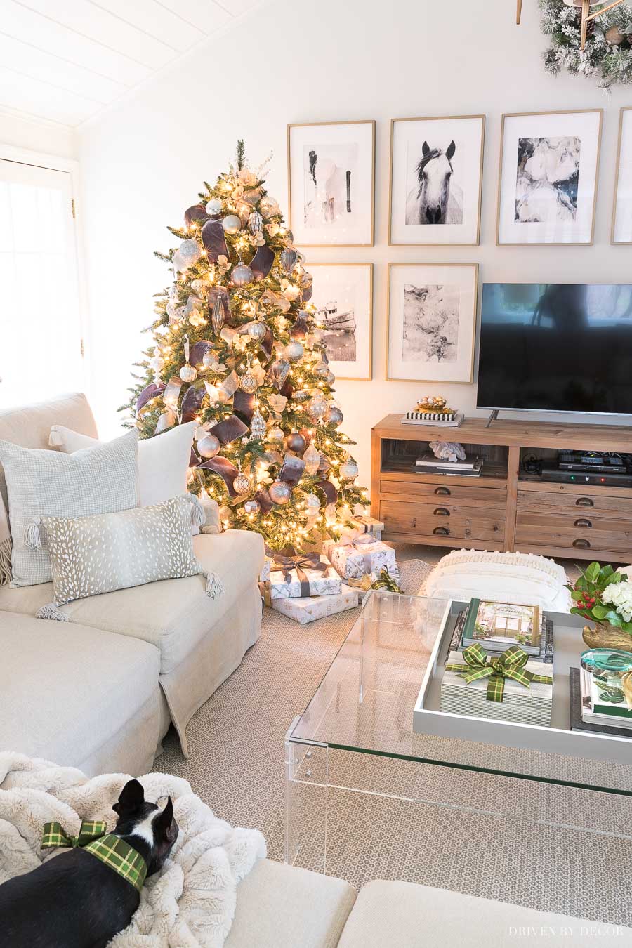 Loving how this New England home is decorated for Christmas - the Christmas tree is gorgeous!