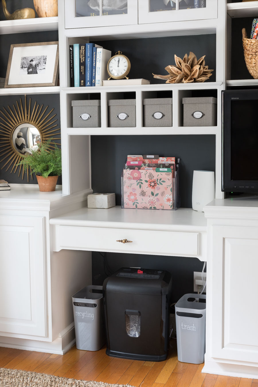 This organizing station with a desktop mail organizer is so smart for organizing your mails and bills! 