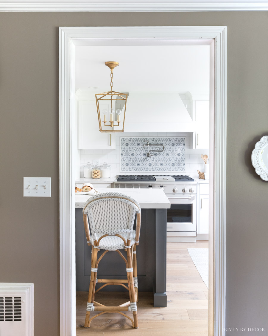 Love the brass pendant lighting in this kitchen! 