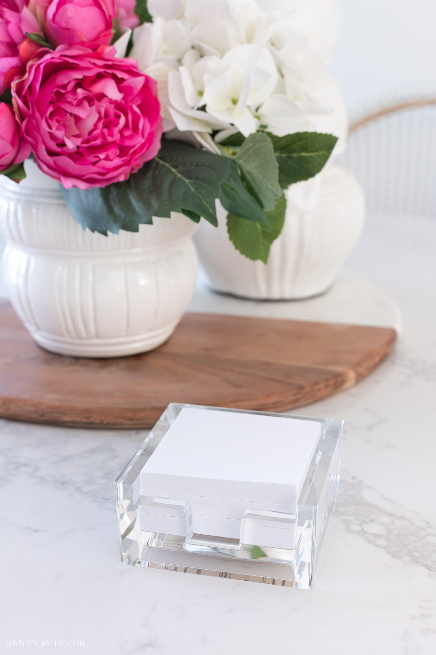 Loving this acrylic post-it holder! So chic!