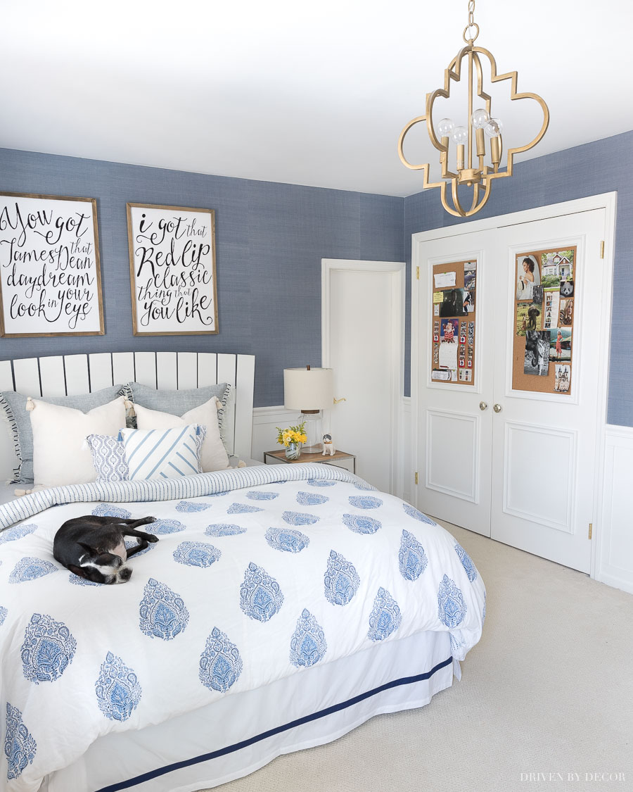 The perfect closet door idea for a teen bedroom - add cork boards and molding! Love this tutorial!