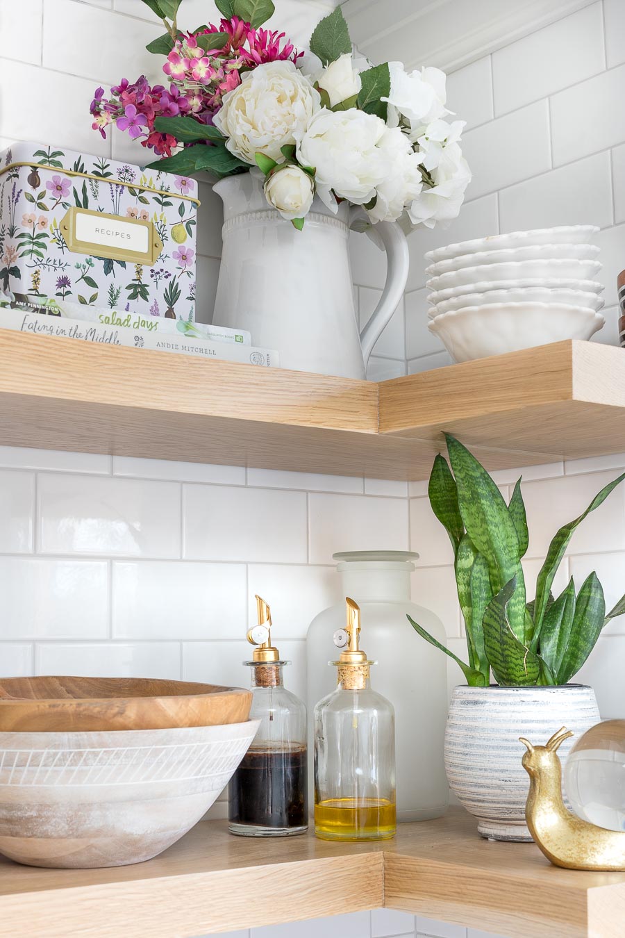 Gorgeous wood floating corner shelves - this post has the how-to for this shelving DIY!