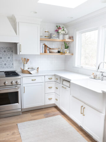 Sharing how to DIY the corner wood shelves in our kitchen!