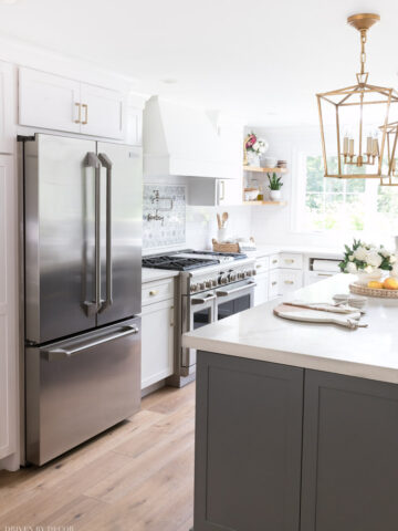 The BEST tips on how to clean stainless steel appliances so that they're streak-free!!