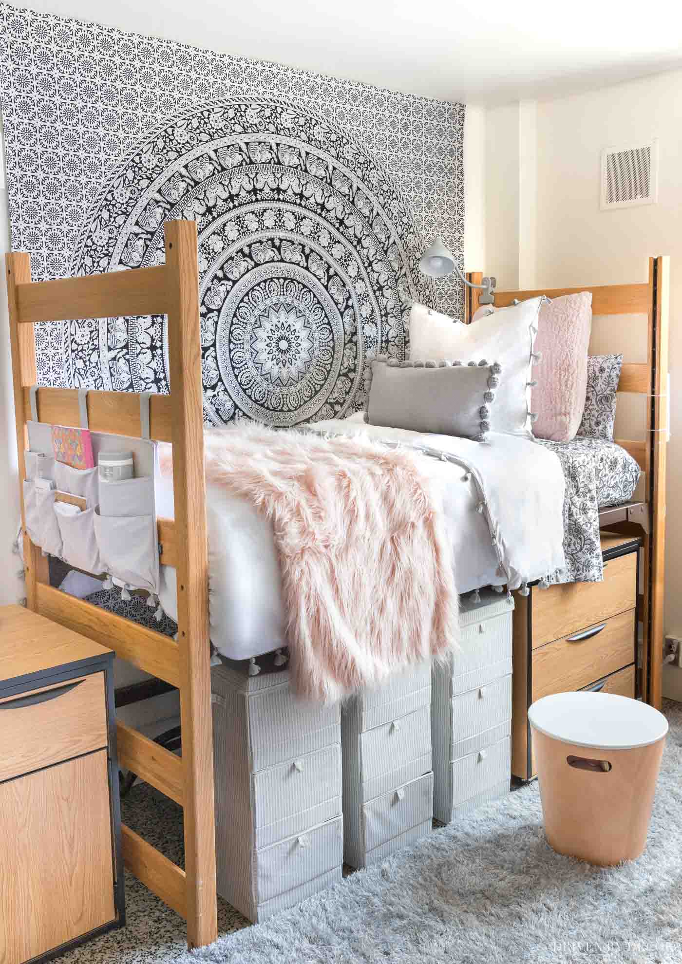Love all of these ideas for a girls dorm room!!