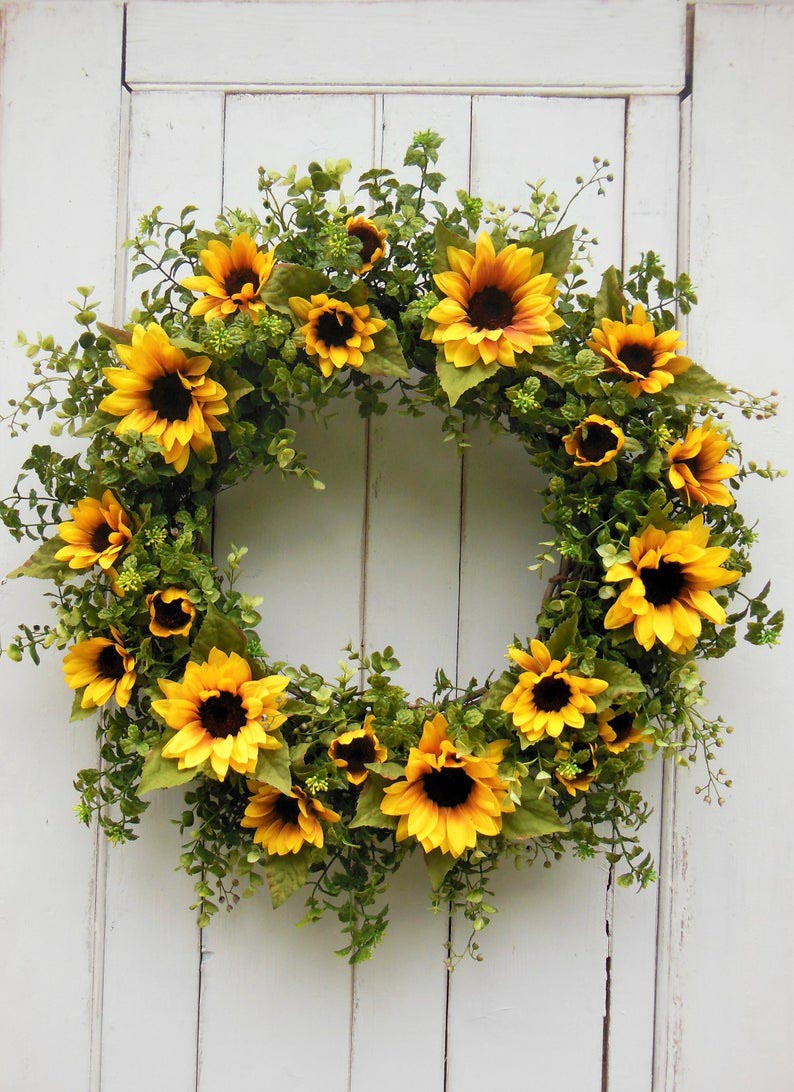 Love this gorgeous sunflower wreath for fall! Perfect for my front door!