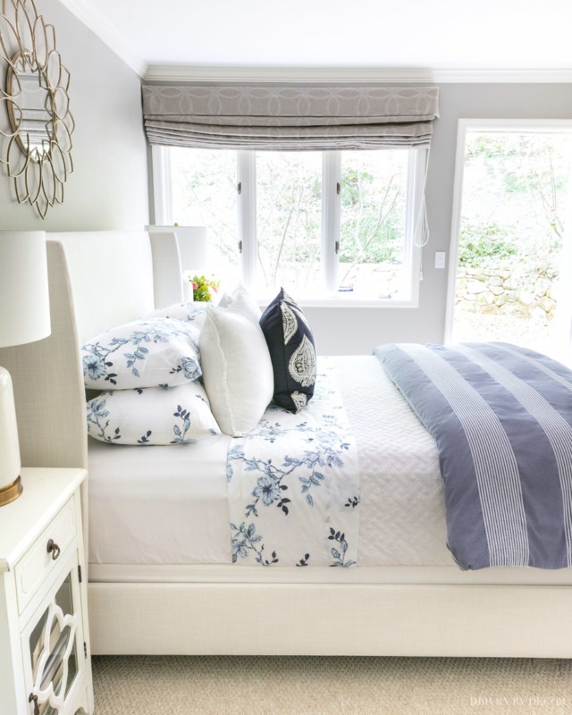 How to Arrange Pillows on a Queen Bed Five Simple Formulas That Work