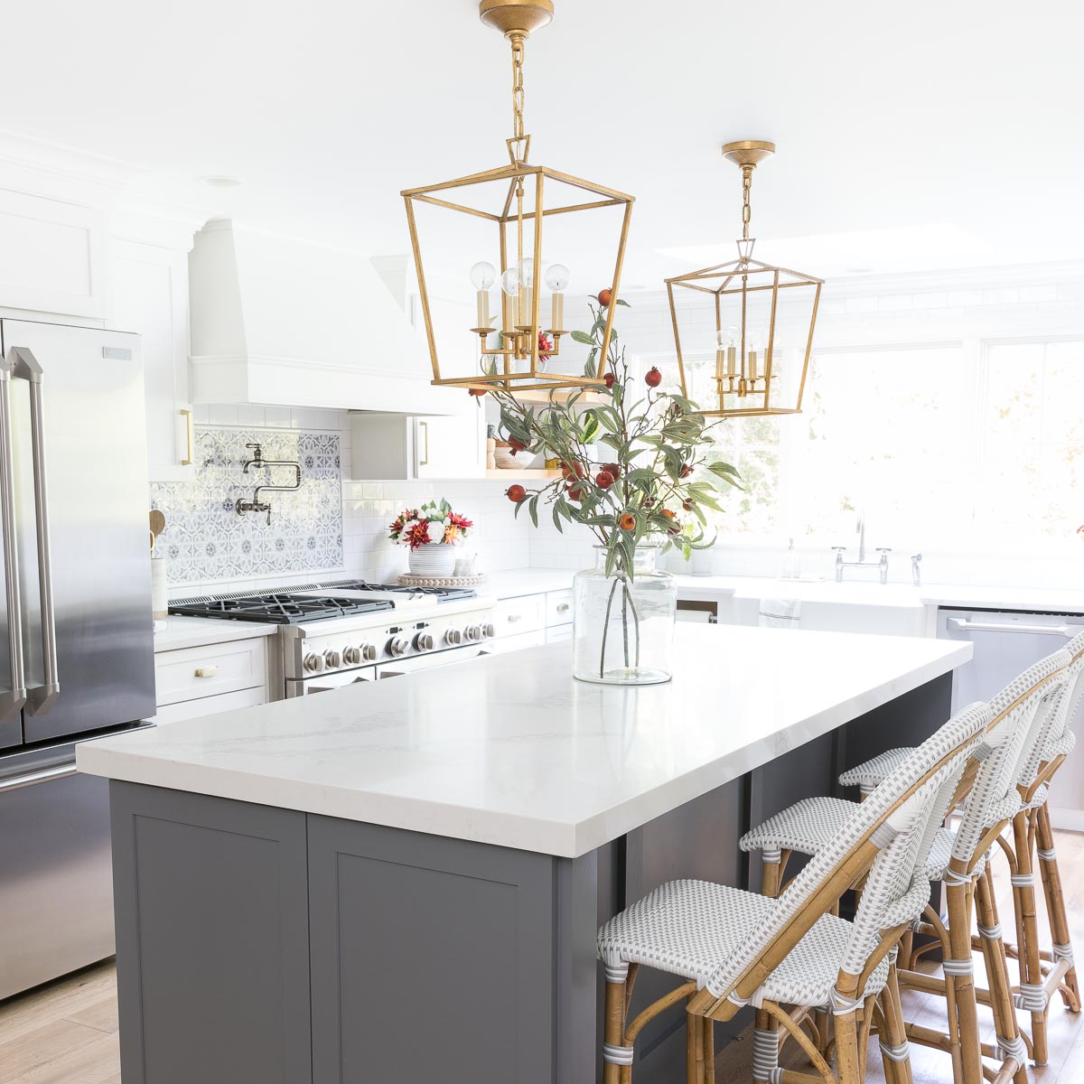 Kitchen Island Lighting: how to get a perfect pendant size, spacing &��  �h�e�i�g�h�t� — Gatheraus