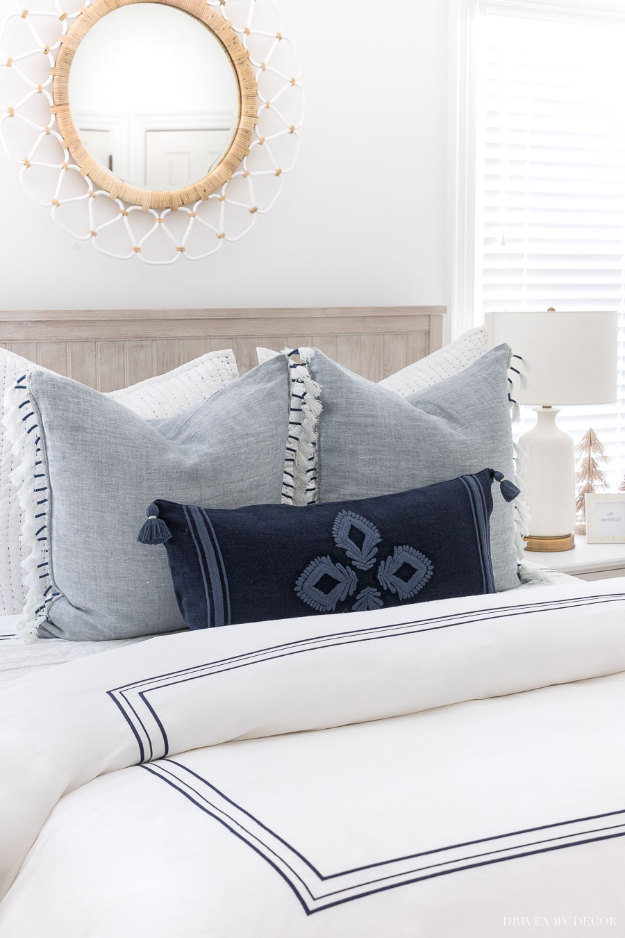¡Adoro estas preciosas almohadas azules y blancas!