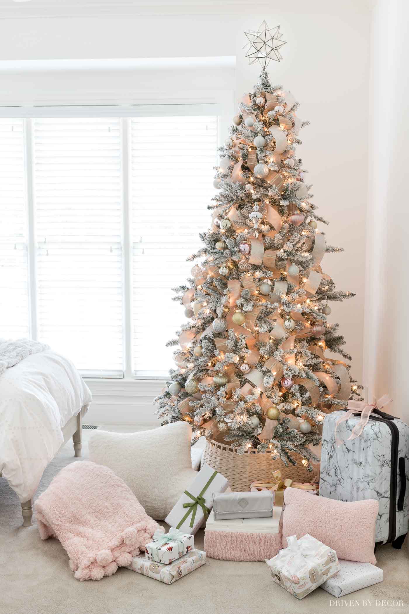 The prettiest blush Christmas tree! Lots of great Christmas gift ideas for teen girls in this post!