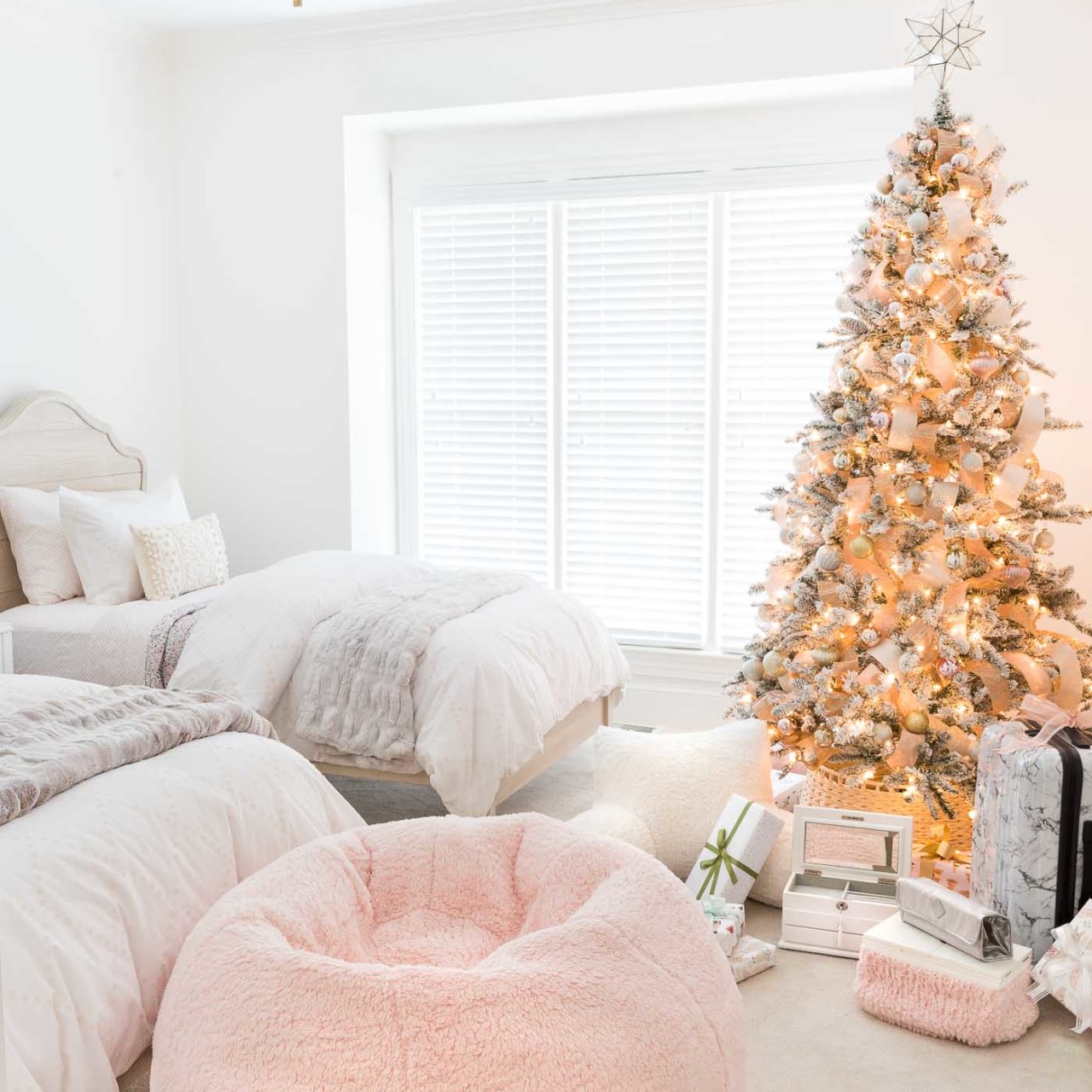 Super big and cozy Sherpa beanbag - a great Christmas gift idea for teen girls!