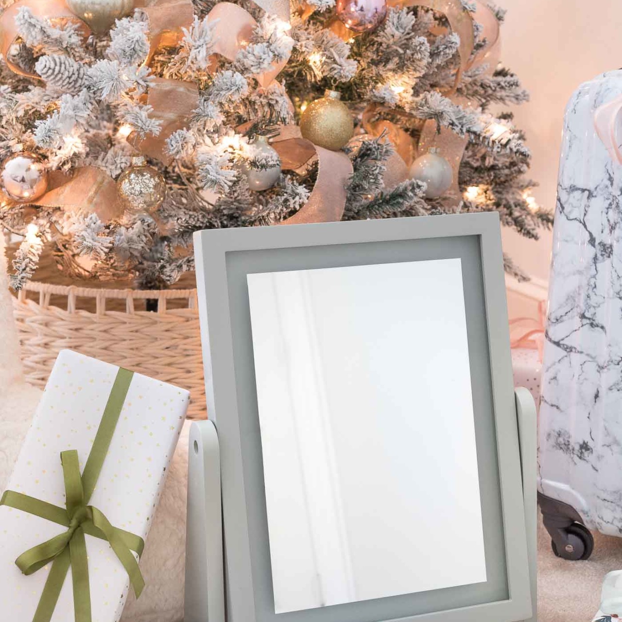 The prettiest light up vanity mirror - such a great Christmas gift idea for teen girls!