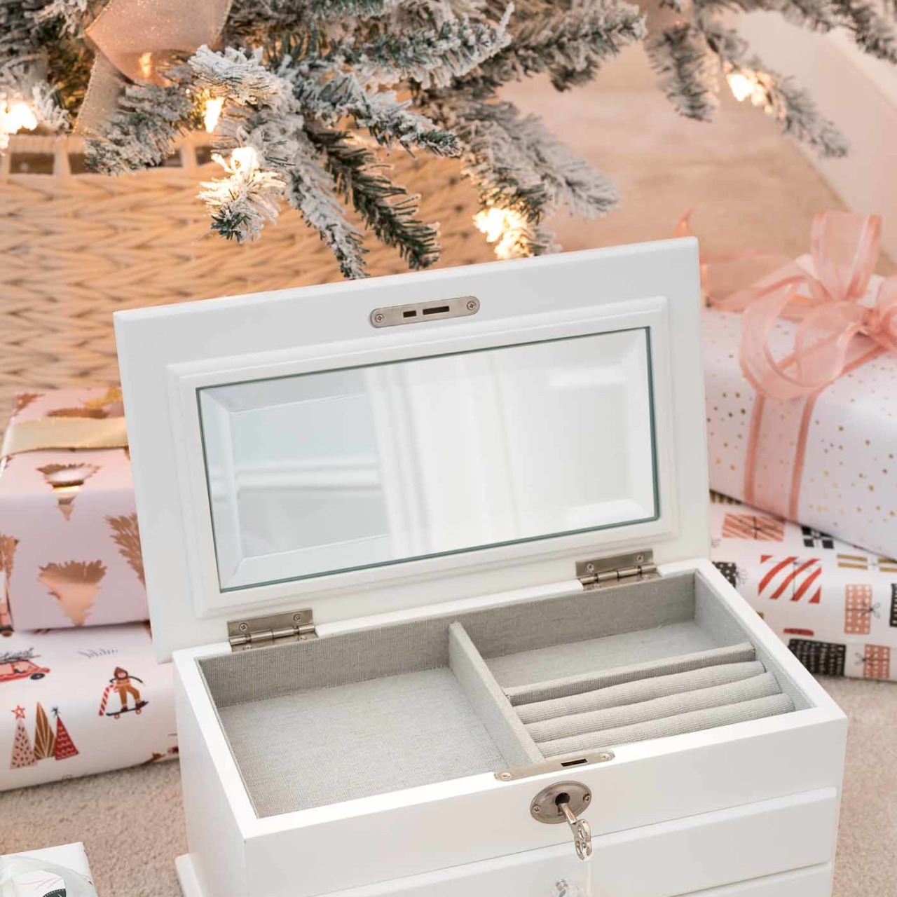 Beautiful jewelry box! One of the gifts I love most in this post about Christmas gift ideas for teen girls!